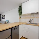 Bright With Air Conditioning In The Capital By Renters Apartment Warschau