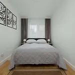 Bright With Air Conditioning In The Capital By Renters *