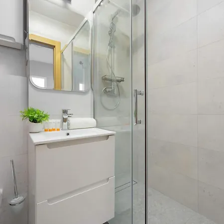 Apartment Bright With Air Conditioning In The Capital By Renters