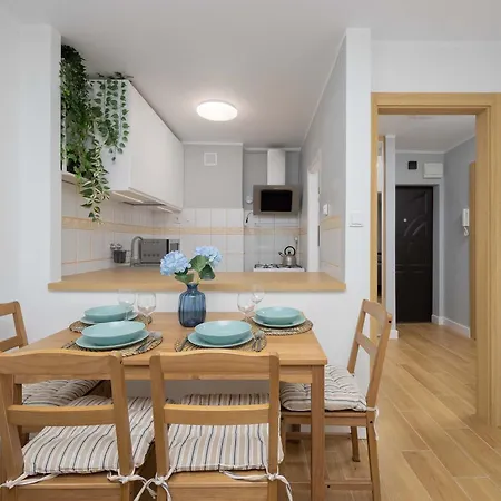 Bright With Air Conditioning In The Capital By Renters Appartamento