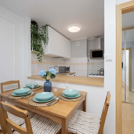 Apartman Bright With Air Conditioning In The Capital By Renters Varsó