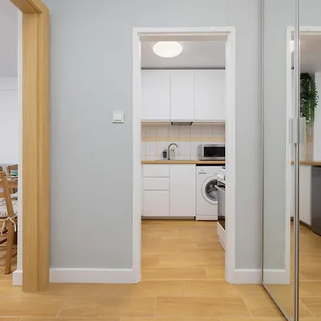 Bright With Air Conditioning In The Capital By Renters Varsó