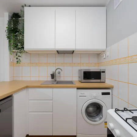Apartman Bright With Air Conditioning In The Capital By Renters